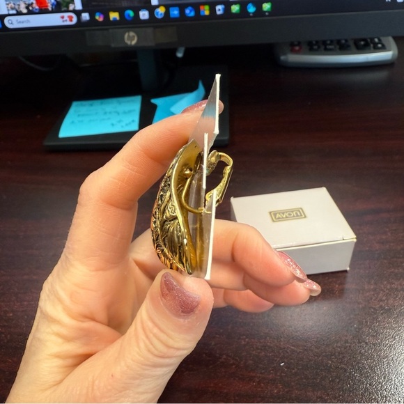 Avon vintage “Floral Garden” goldtone clip Earrings NIB 1988 - Picture 5 of 5